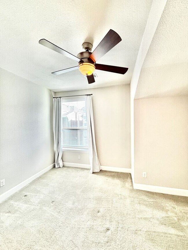 Building Photo - Spacious 3-Bedroom Home with Modern Amenit...