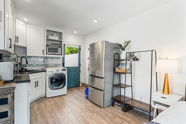 Building Photo - 4867 Revlon Dr