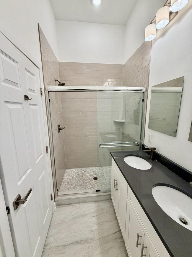 Building Photo - 2722 Master St