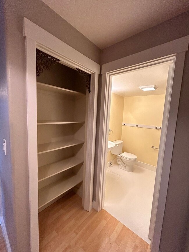 Building Photo - Freshly Updated 2-Bedroom Condo in the Hea...