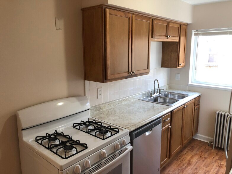 Building Photo - 530 Hadley Ave