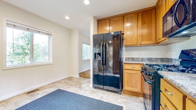 Building Photo - Gated 2 bedroom 1 bath at Pochini Family Farm!