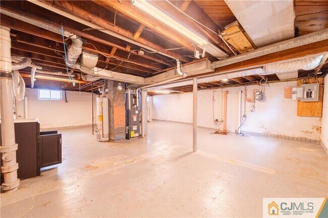 Building Photo - 16 Holmes St