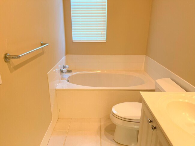Building Photo - 3368 Greenway Dr
