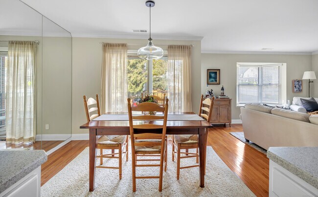 Building Photo - 170 Forest St