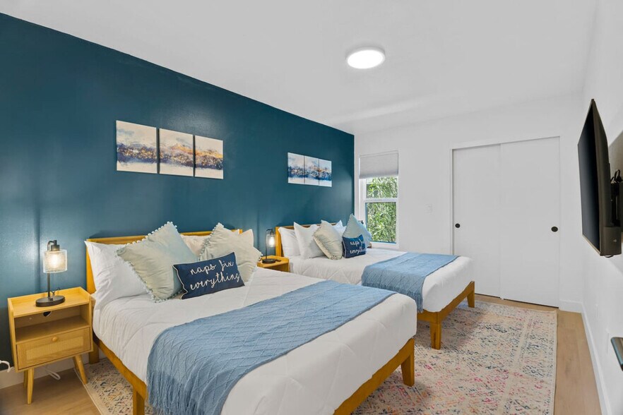 Building Photo - 4641 N 8th Pl