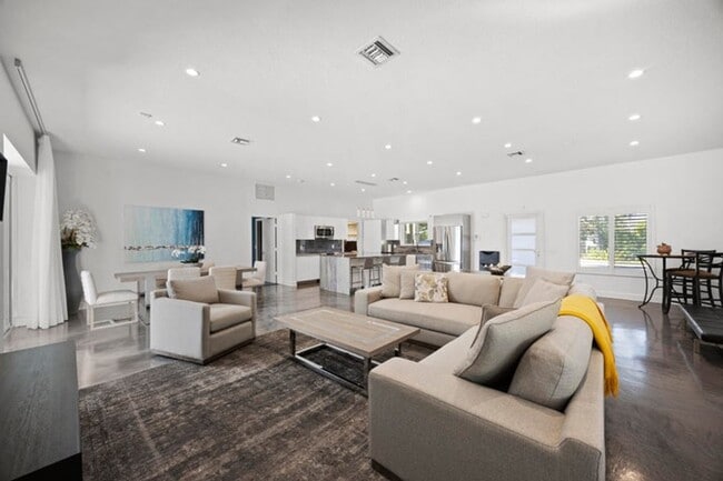 Building Photo - 930 NW 4th Ct