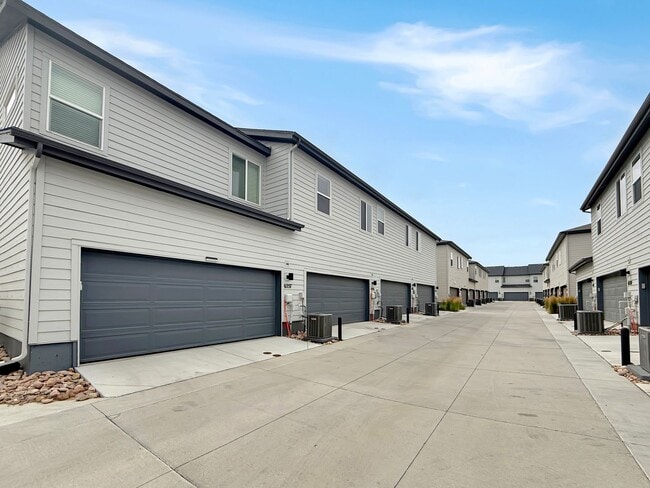 Building Photo - $0 DEPOSIT OPTION. BRIGHT AND SPACIOUS 3-B...