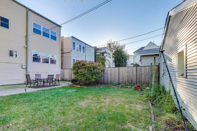 Building Photo - 1506 W Thome Ave