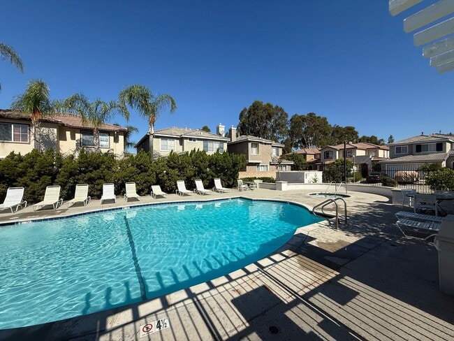 Building Photo - 3 bed, 2 1/2 bath home in East Simi Valley