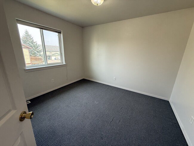 Building Photo - 913 Cardinal Dr