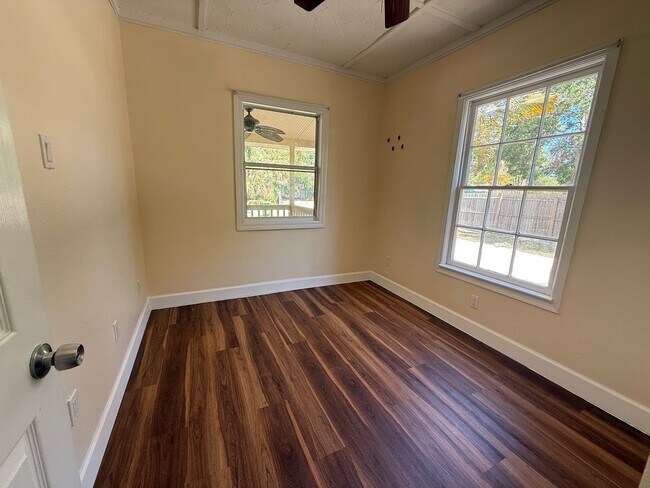 Building Photo - 3/2 Cottage Available! No deposit if qualified!