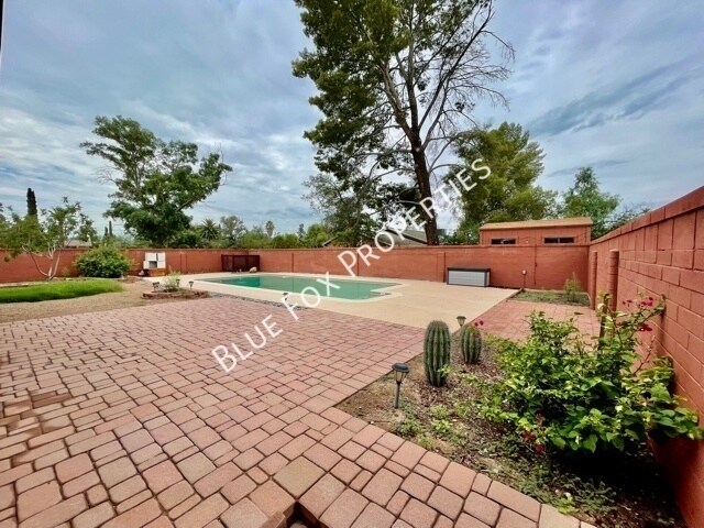 Building Photo - 729 N Alamo Ave
