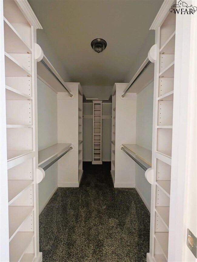 Building Photo - 609 Shoreline Dr