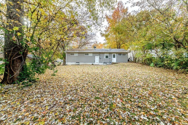 Building Photo - Charming Mid-Century Home with Basement and Fenced Backyard!