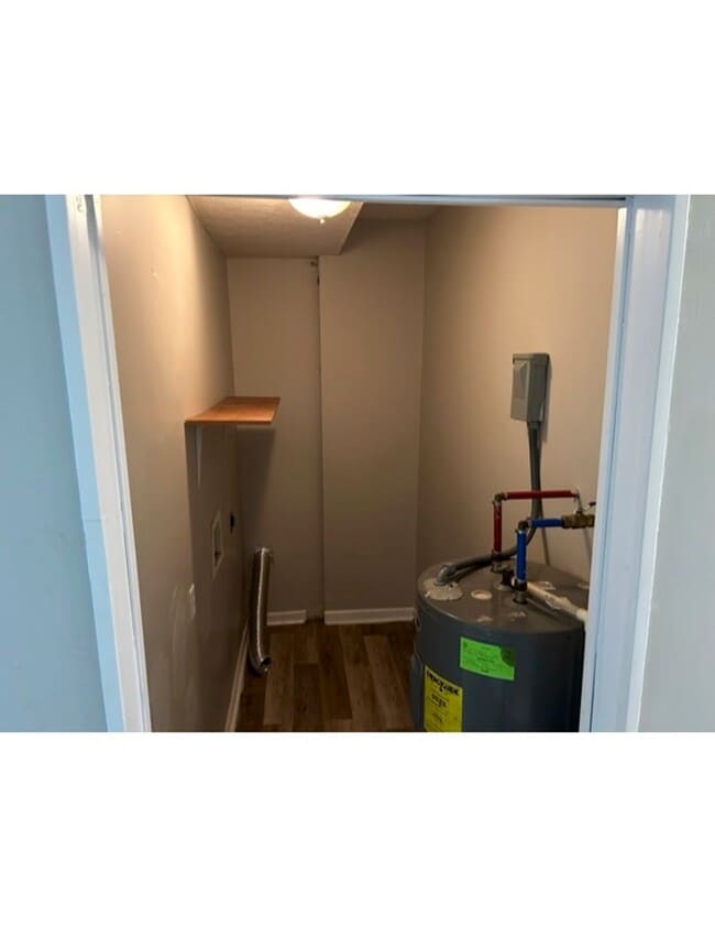 Building Photo - Downtown Beauty!