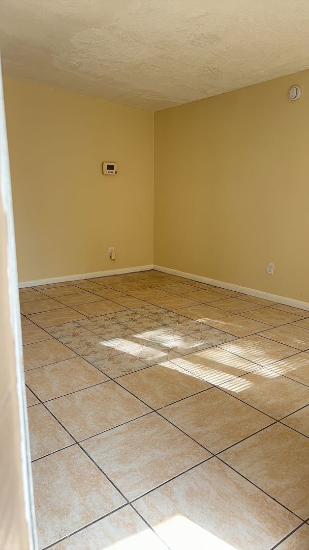 Building Photo - 3 Bedroom 1.5 Bathroom Home For Rent -Corner lot / Fenced