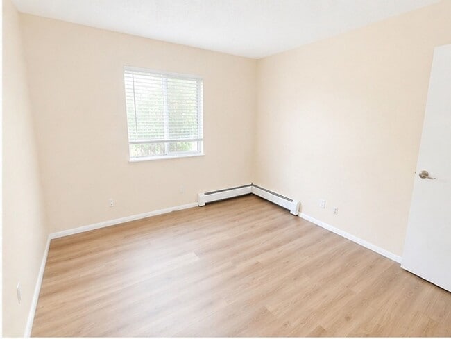 Building Photo - Available now!  Freshly updated paired home