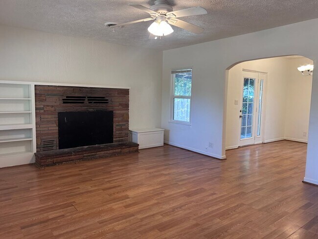 Building Photo - 3bd 1ba