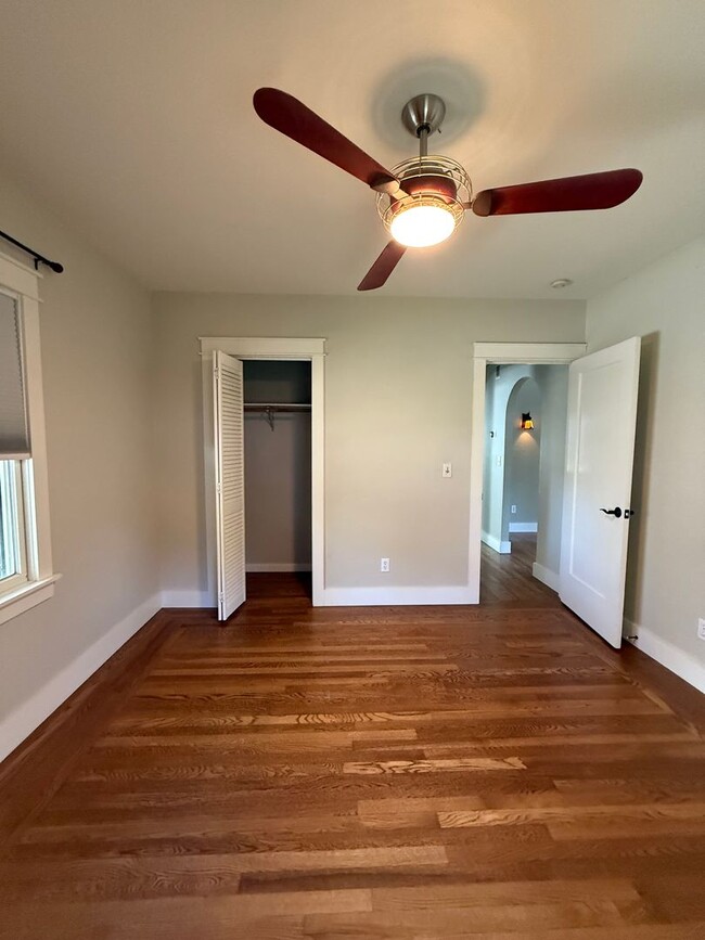 Building Photo - 2 Bedroom 1 Bathroom Updated Single Family...