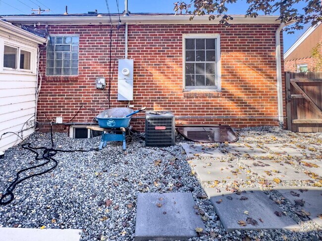 Building Photo - "Spacious 5-Bedroom Gem on Locust Street – 2,053 Sq. Ft. of Comfort in Denver's Heart!"