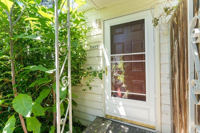 Building Photo - 2 weeks free rent! Beautifully remodeled 1-bdrm/1-bath in 7-plex—Shared laundry, off-street parki...