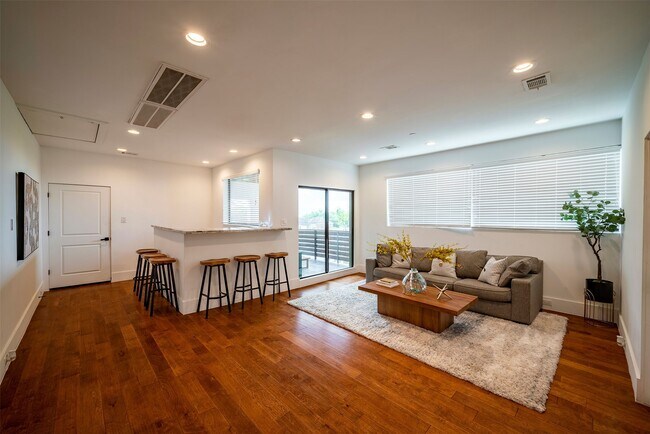 Building Photo - 3218 Crawford St