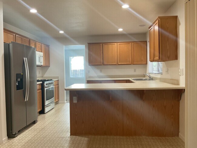 Building Photo - Sparks Family Home in Great Commuting and shopping Location with $1000 Move in Rent Credit!