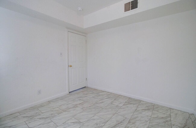 Building Photo - 9316 E Balsam Ave