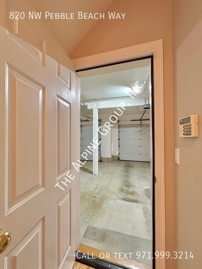 Building Photo - 820 NW Pebble Beach Way