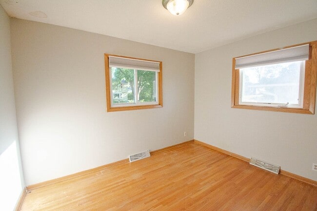 Building Photo - 3bed 2bath Available For Rent in Easy Access Area!