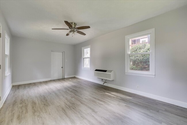 Building Photo - 2111 Huron Dr