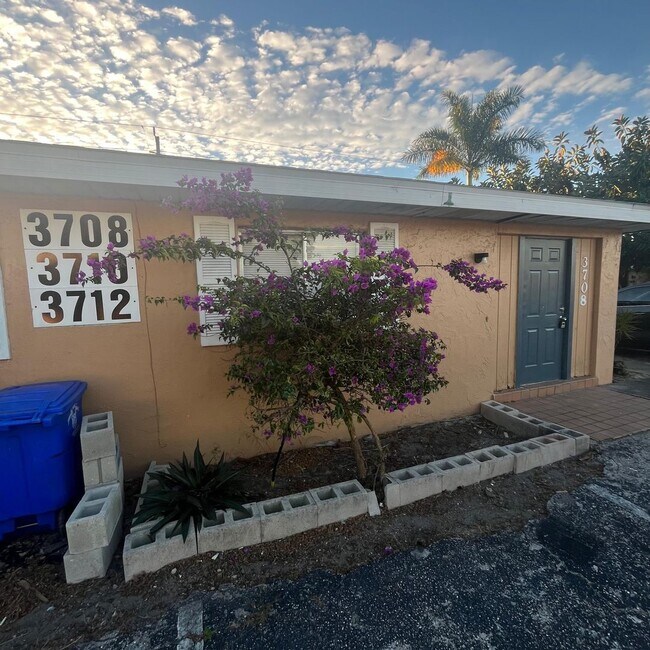 Building Photo - 3708 Estelle Ave