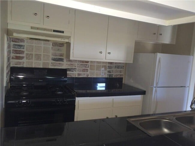 Building Photo - Fully upgraded with washer and dryer