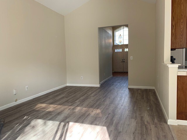 Building Photo - Spacious 3 Bedroom / 2 Bath Home with a Bo...