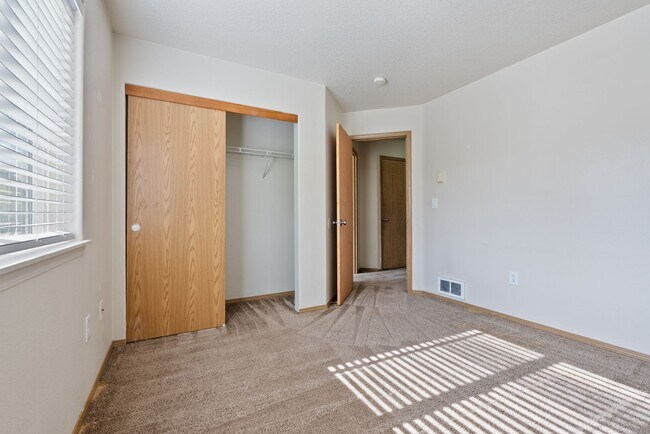 Building Photo - Spacious 4-Bedroom Home in SE Portland