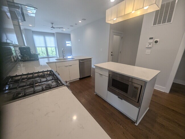 Building Photo - 3 BD / 3 BA Newer Row Home for Lease in Ha...