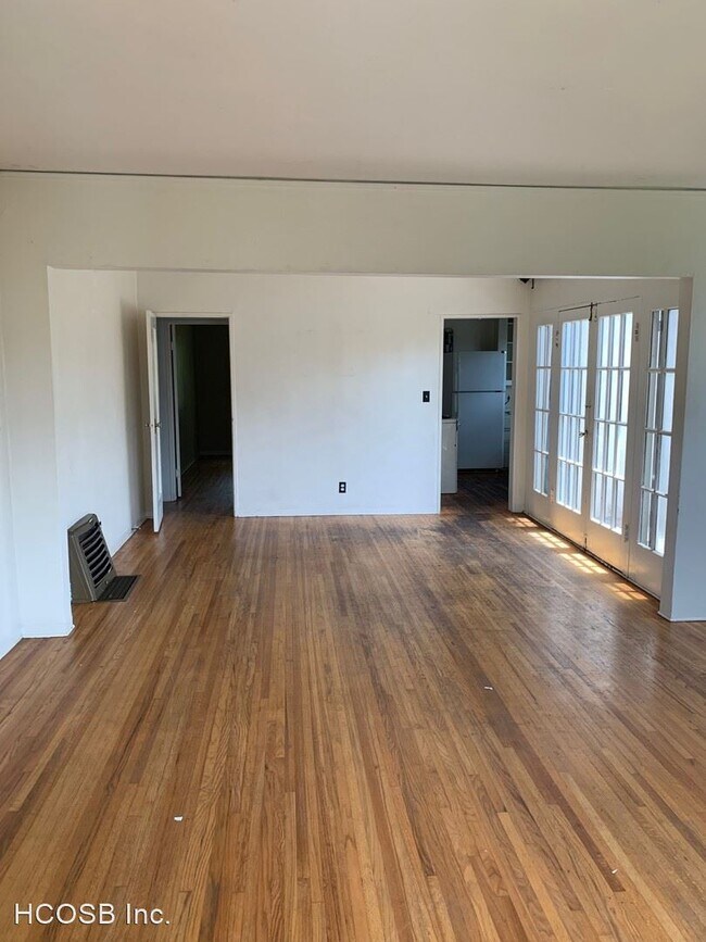 Building Photo - 3 br, 2 bath Apartment - 302 N. Soledad
