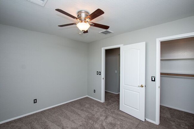 Building Photo - Welcome to this stunning 4 bedroom, 2.5 ba...