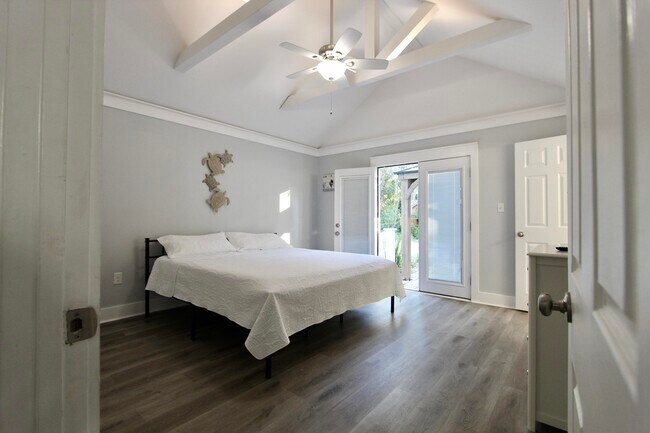 Building Photo - 8 Sally Ln