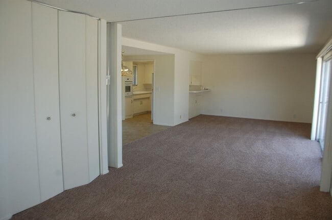 Building Photo - Encina Royale 3 Bedroom