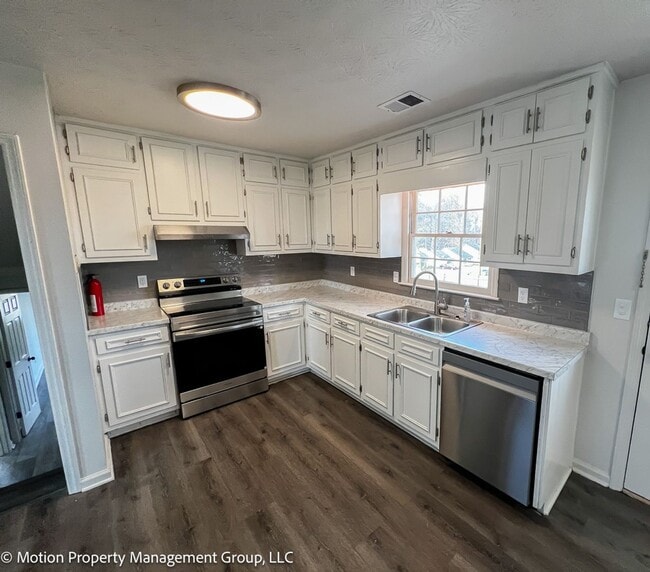 Building Photo - 1330 Hillcrest Dr