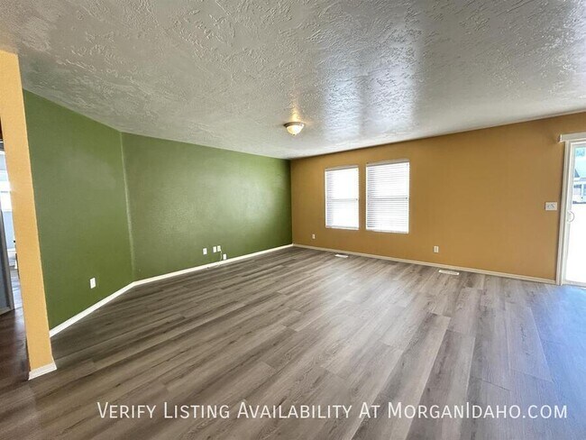 Building Photo - 1723 W Bayeux Dr