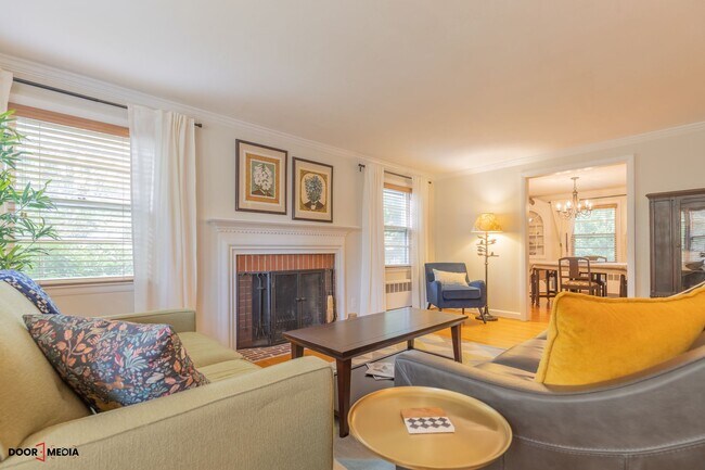 Building Photo - Short Term Furnished Rental -3 Bedroom Spl...