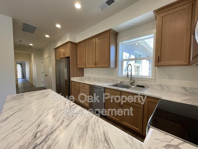 Building Photo - 266 E 6th Ave