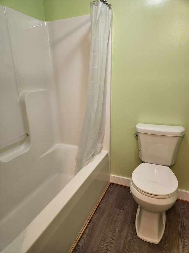Building Photo - Newly Remodeled 1 Bedroom