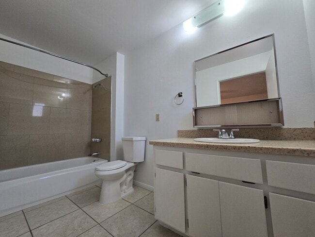 Building Photo - Corner lot home, super clean!