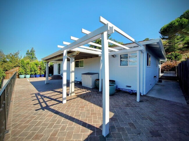 Building Photo - 10501 Observatory Dr