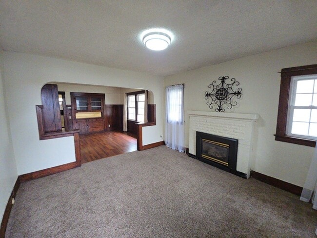 Building Photo - 2BR Eureka home features fully-fenced yard!