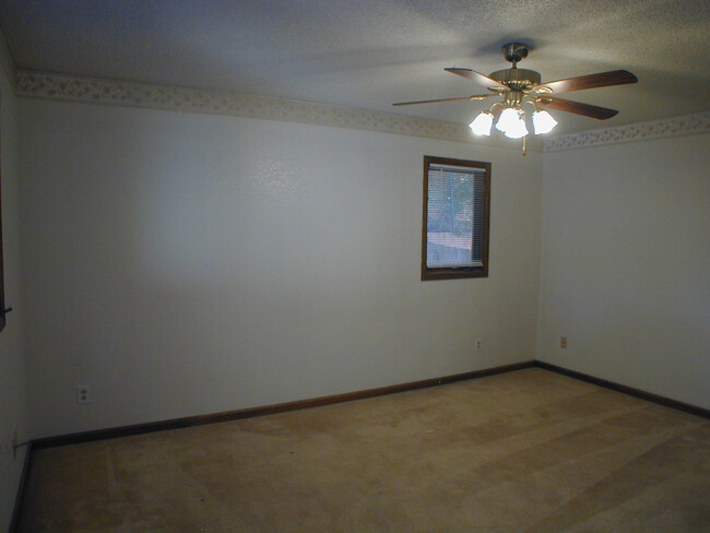 Building Photo - House For Lease